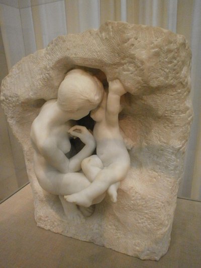 Junge Mutter in der Grotte von Auguste Rodin